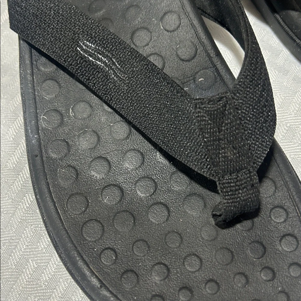 Vionic Wave 44 Black Flip-Flops 7 / 8 - Picture 4 of 15
